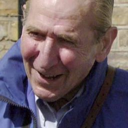 Michael Leader 飾演 