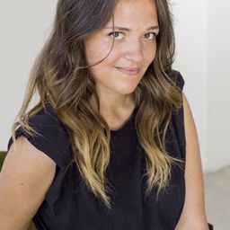 Sanda Codreanu 飾演 Nicole