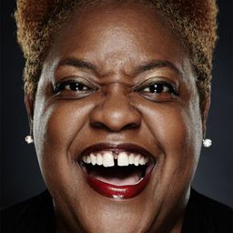 Ann James 飾演 Nesa