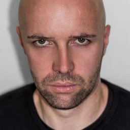 Sébastien Lozach - 飆速快遞演員 飾演Tattooed