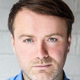 Cillian O'Gairbhi 飾演 Sarah's Father