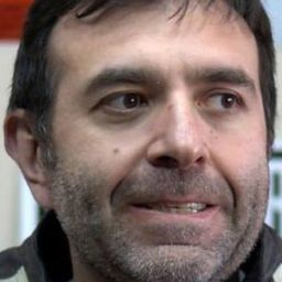 Bora Tekay 飾演 Yönetmen