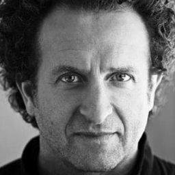 Daniel Brière 飾演 Maurice