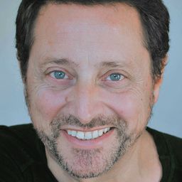 Jules Vallauri 飾演 Restaurant owner