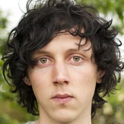 Rory Nolan 飾演 Jason