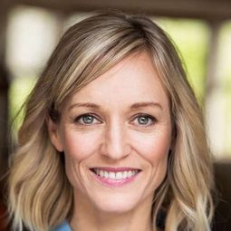 Sally Stockwell 飾演 Tate