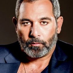 Moris Cohen 飾演 Joav