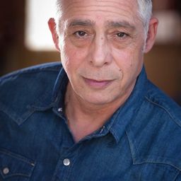 Anthony Skordi 飾演 Nicky