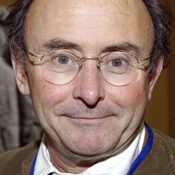 Dominique Wolton 飾演 Self