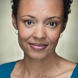 Denielle Fisher Johnson 飾演 Dr. Burke