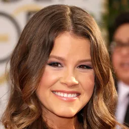 蘇絲比勤 - Hazard演員 飾演Sara