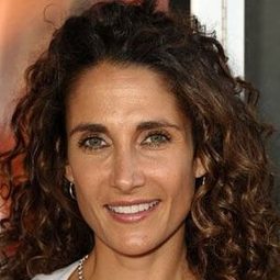 美琳娜·卡娜卡瑞迪斯 飾演 Livia