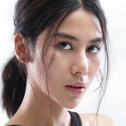 Adinda Thomas 飾演 Mlenuk