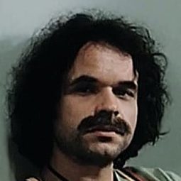 Bernd Schramm 飾演 Buster (speaking voice)