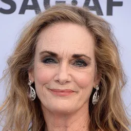 Lisa Emery - 珍愛姐妹情演員 飾演Woman with Dog