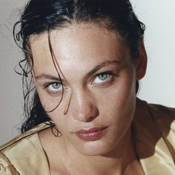 Aomi Muyock 飾演 Electra