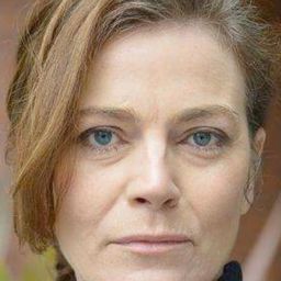 Maggie Hayes - 櫻桃炸彈演員 飾演Aunt Maggie