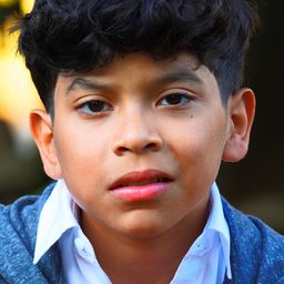 Lucas Adler 飾演 Logan