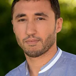 索菲恩·卡梅斯 飾演 Gas station cashier