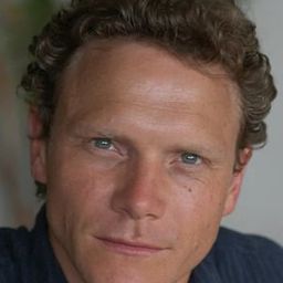 奧斯卡·皮爾斯 飾演 Antonio