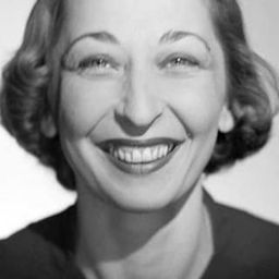 Maria Meriko 飾演 Ms. Villeneuve