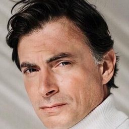 Cristiano Piacenti 飾演 Avv. Marrale