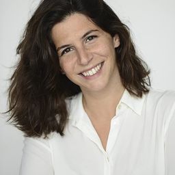 Cleia Almeida 飾演 