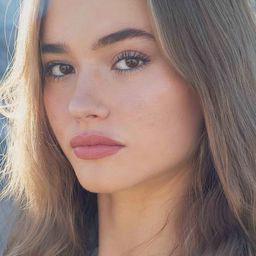 強尼·斯奎雅 飾演 Lucy