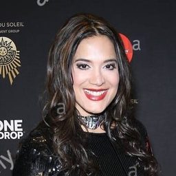 Czarina Russell 飾演 Self - Vocals / Tubular Bells