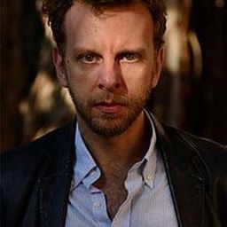 Fabrizio Romano 飾演 Lino