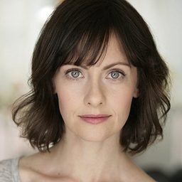 Kosha Engler - 蝙蝠俠演員 飾演Mrs. Mitchell