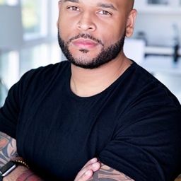 Byron L. Hopkins 飾演 Club Bouncer