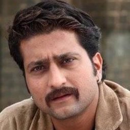 及闐德拉·喬希 飾演 Prakash Kamat