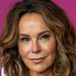 珍妮佛·葛蕾 飾演 Gwen Shamblin