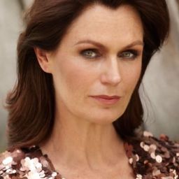 Liz Snoyink 飾演 Chou