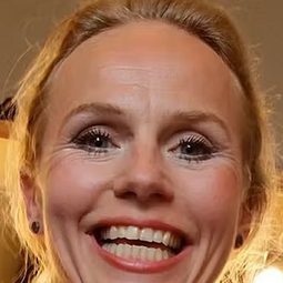 Mette K. Madsen 飾演 Anna