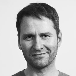 Hilmir Snær Guðnason 飾演 Ívar