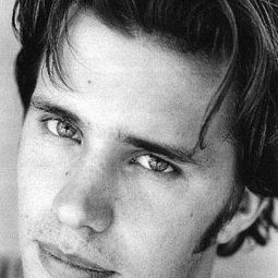 John Keefe 飾演 Julian Garrison