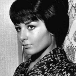 Jolanda Modio 飾演 Addolorato