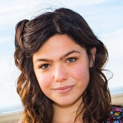 Abbey Hoes 飾演 Tamara