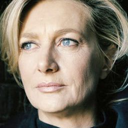 Anne Loiret 飾演 Emma's Mother