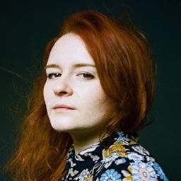 Candice Bouchet 飾演 La contractuelle