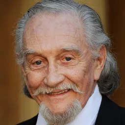 Roy Dotrice 飾演 Leopold Mozart