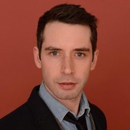 Andrew Pastides 飾演 