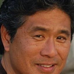 Ken Narasaki 飾演 Richard "Doc" Naganuma