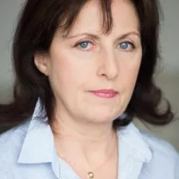 Valériane de Villeneuve 飾演 Yolande