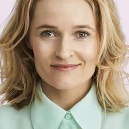 米莉雷斐特 飾演 Lydia