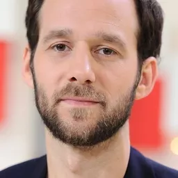 班哲民賴雲 飾演 Adrien