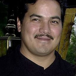 Robert Lujan 飾演 Ron Lansing