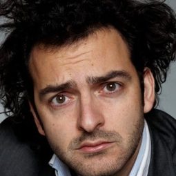 阿力桑德巴斯 - 行走的正義演員 飾演Inspecteur Costello